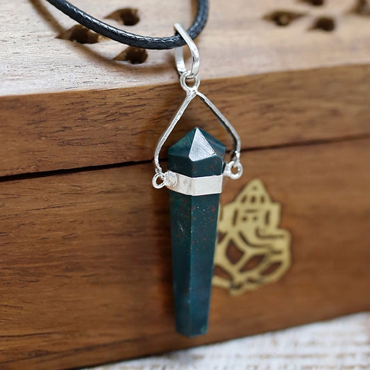 Pendentif en Point avec Cordon - Bloodstone